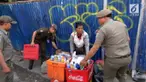 Satpol PP mengangkut barang dagangan milik beberapa PKL di kawasan Senen, Jakarta. Sebagian histeris, tak mau dagangannya diambil.