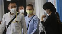 Pelari cepat Olimpiade Belarusia, Krystsina Tsimanouskaya (tengah) tiba di Bandara Narita di Narita, dekat Tokyo, Rabu (4/8/2021). Tsimanouskaya melalui media sosial sempat mengeluhkan dipaksa turun di nomor estafet 4x400 meter meski belum pernah bertanding di nomor tersebut (AP Photo/Koji Sasahara)