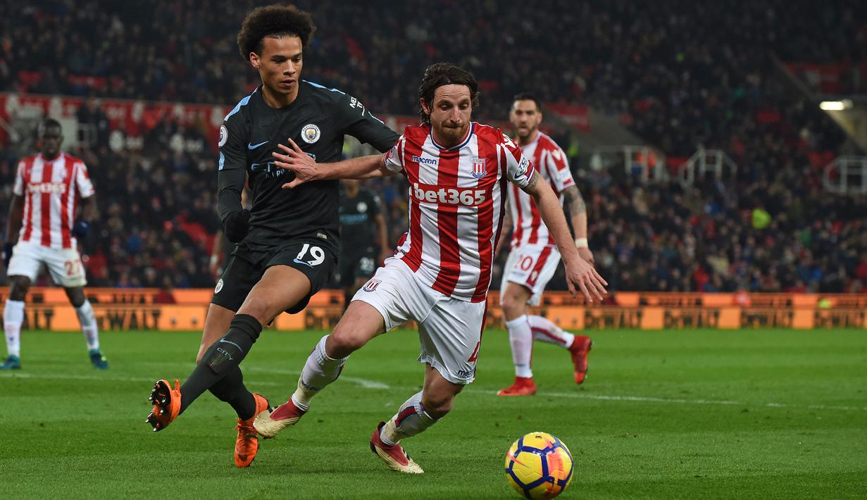 Pemain Manchester City,Leroy Sane (kiri) membayangi pemain Stoke City, Joe Allen (kanan) pada lanjutan Premier League di Bet 365 Stadium, Stoke, (13/3/2018). Manchester City menang 2-0. (AFP/Paul Ellis)