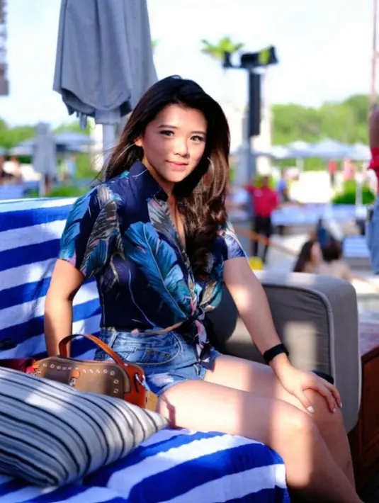 Vindy yang merupakan Sarjana Ekonomi ini, pekerjaan yang biasa dilakukannya adalah mengatur jadwal keluarga Ashanty, ikut meeting menjadi notulen, dan mengatur rundown saat show. (Liputan6.com/IG/@vindykagiselle)