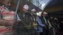 Umat Muslim Nepal melaksanakan salat pada hari pertama Ramadhan di Kathmandu, Nepal, Jumat, 24 Maret 2023. (AP Photo/Niranjan Shrestha)