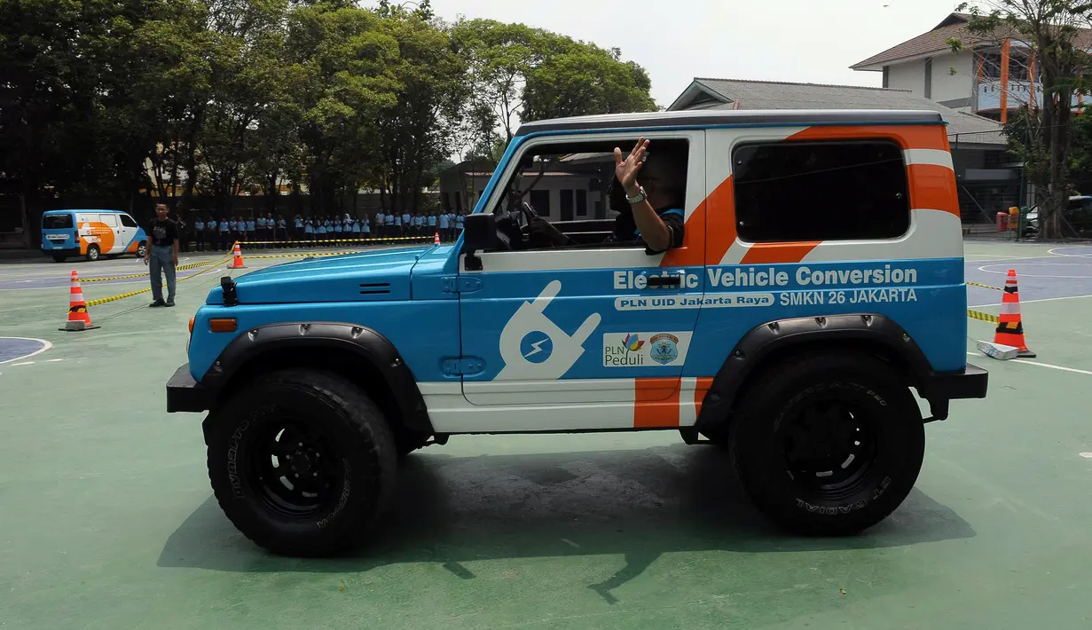 Pelajar SMK 26 berhasil mengonversikan kendaraan jenis Suzuki Katana yang berbahan bakar fosil menjadi kendaraan berpenggerak listrik. (merdeka.com/Imam Buhori)