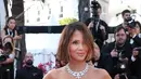 Anggota Juri dan Aktris Amerika Halle Berry menerangi karpet merah dengan kalung berlian berbahan emas putih 18 karat yang etis; cincin yang menampilkan berlian berbentuk buah pir seberat 8,02 karat dan berlian imitasi; serta cincin kupu-kupu berbahan emas putih 18 karat yang etis yang dihiasi berlian 13,73 karat, semuanya dari Koleksi Haute Joaillerie. [Chopard]