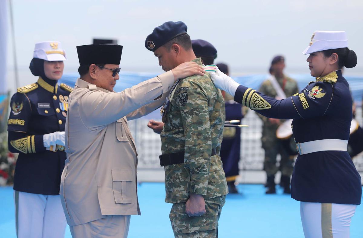 FOTO: Di Atas Kapal Perang, Presiden Prabowo Beri Penghargaan Tertinggi kepada Prajurit TNI