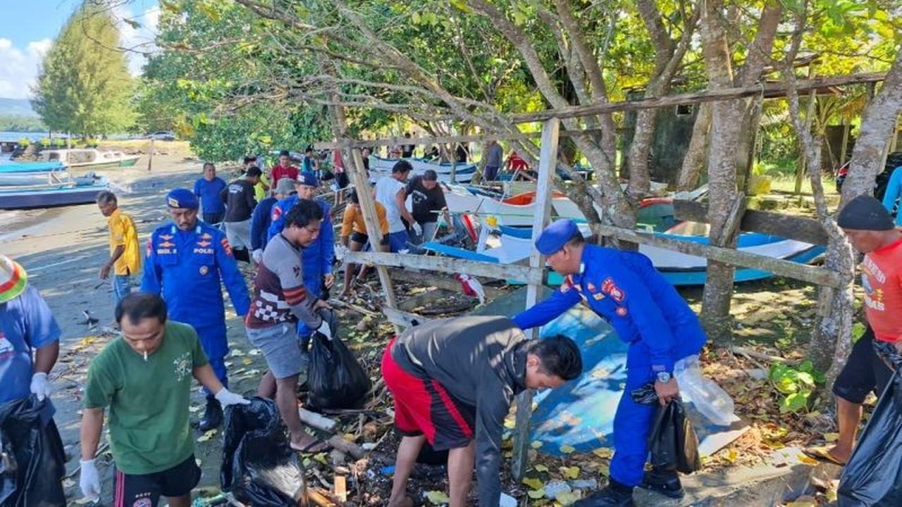 Polairud dan Nelayan Bersinergi dalam Aksi Pembersihan Sampah Laut Morotai
