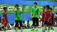 Alan Budikusuma dan Susi Susanti memberikan coaching clinic di Grand Final MILO School Competition 2015.