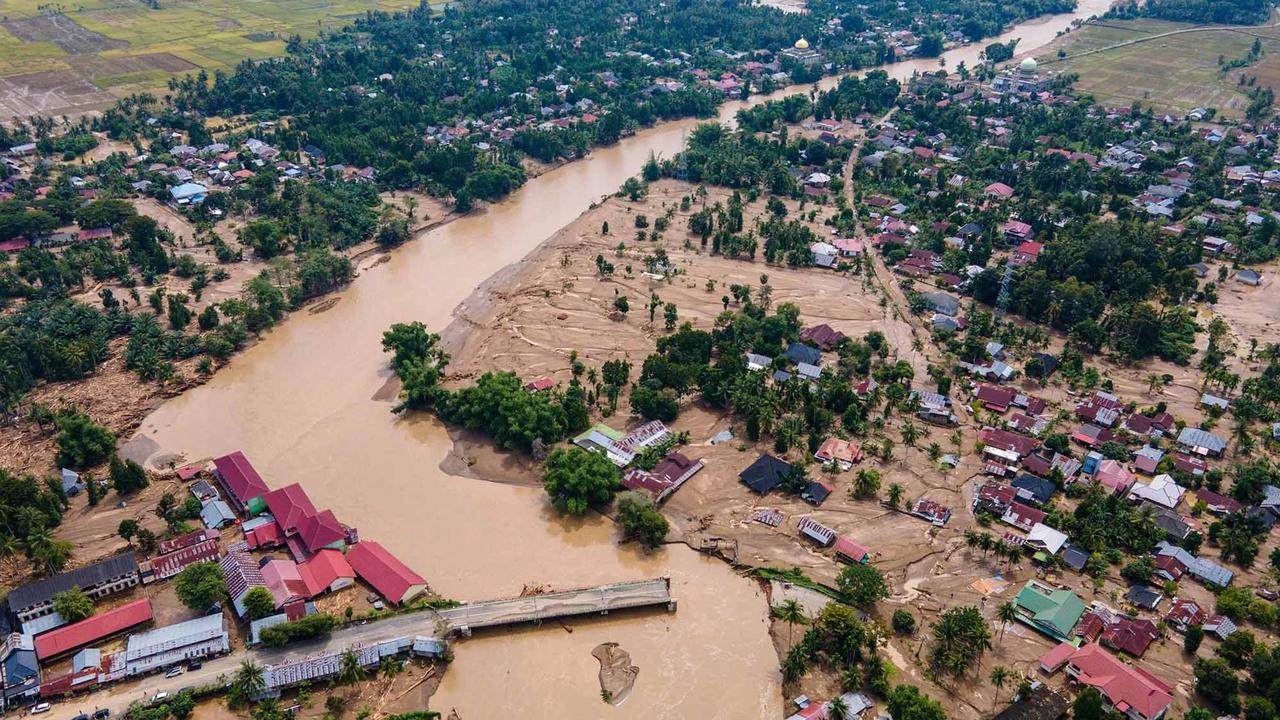 FOTO: Banjir Bandang Lumpuhkan Pidie Jaya, Jalur Aceh–Sumut Terputus