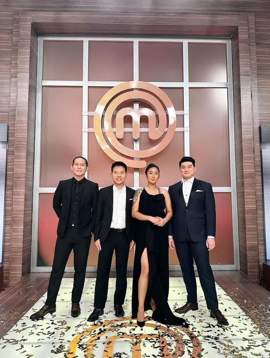 Meski demikian, kali ini ia tampil lebih feminin dengan slit gown berwarna hitam [@teddy.mci11]