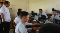 Pelajar SMK di Tulungagung mengerjakan UNBK dan puluhan di antaranya harus ujian susulan (Zainul Arifin/Liputan6.com)