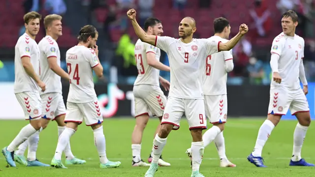 Striker Denmark Martin Braithwaite merayakan gol pertamanya di Euro 2020 / 2021