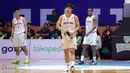 Pebasket Pelita Jaya, Muhamad Arighi memungut sepatunya pada laga gim pertama final IBL 2023 di Hall Senayan, Jakarta, Kamis (20/07/2023). Laga dimenangkan oleh Prawira Bandung dengan skor 74-65. (Bola.com/Bagaskara Lazuardi)