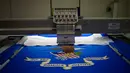 Bendera Departemen Kehakiman Amerika Serikat sedang di bordir di National Capital Flag Company, Alexandria Virginia, AS (10/1). Bendera itu akan digunakan untuk upacara pelantikan presiden baru AS, Donald Trump. (AFP/Andrew Caballero Reynolds)