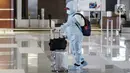 Calon penumpang pesawat menggunakan alat pelindung diri (APD) di Terminal 3 Bandara Soekarno-Hatta (Soetta), Tangerang, Banten, Senin (11/5/2020). Calon penumpang menggunakan APD untuk melindungi diri dari penularan virus corona COVID-19. (Liputan6.com/Faizal Fanani)