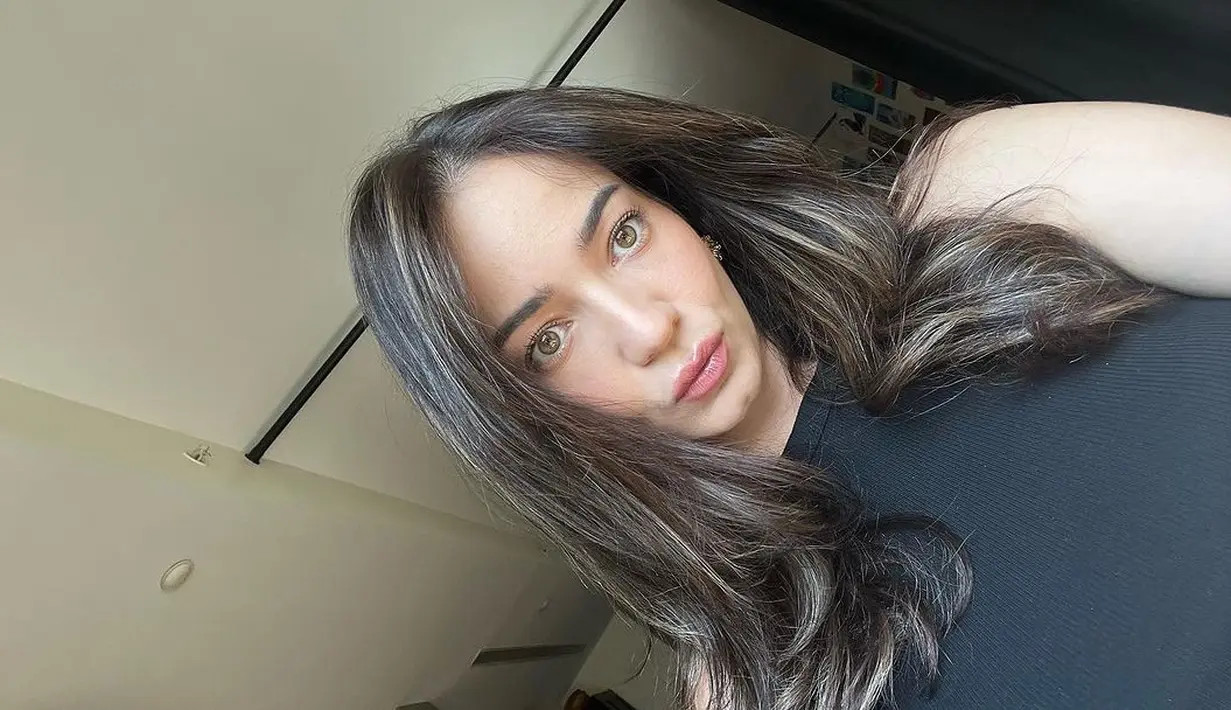 Enzy Storia terlihat cantik meski no makeup makeup look dan hanya mengenakan halter top [@enzystoria]