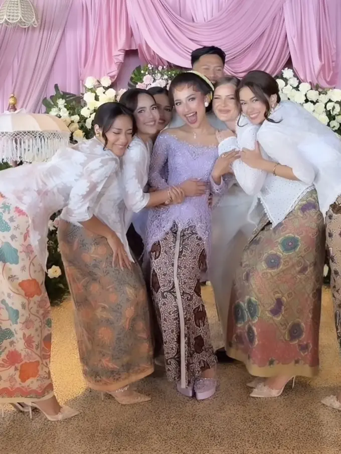 Jadi bridesmaid, Baila Nona dan Rebecca Klopper di Siraman Jennifer Coppen