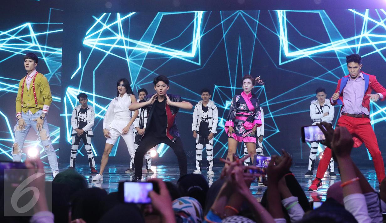 Salah satu koreografi di acara The Biggest Concert di Studio 6 Emtek City, Jakarta, Rabu (26/10). The Biggest Concert Magicaliando adalah konser khusus yang dibuatkan SCTV untuk HUT Aliando ke-20. (Liputan6.com/Herman Zakharia)