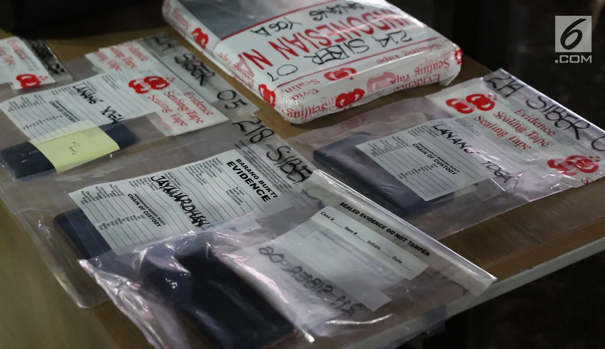 Sejumlah barang bukti peretasan situs PN Sulawesi Tenggara diperlihatkan di Bareskrim Mabes Polri, Jakarta, Jumat (9/11). Polisi menahan empat pelaku yang tergabung kelompok Black Hat dan beberapa masih di bawah umur.(Liputan6.com/Helmi Fithriansyah)