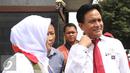 Kuasa hukum Rachmawati Soekarnoputri, Yusril Ihza Mahendra (kanan) saat berada di Mako Brimob Kelapa Dua, Depok, Jawa Barat, Jumat (2/12). (Liputan6.com/Herman Zakharia)