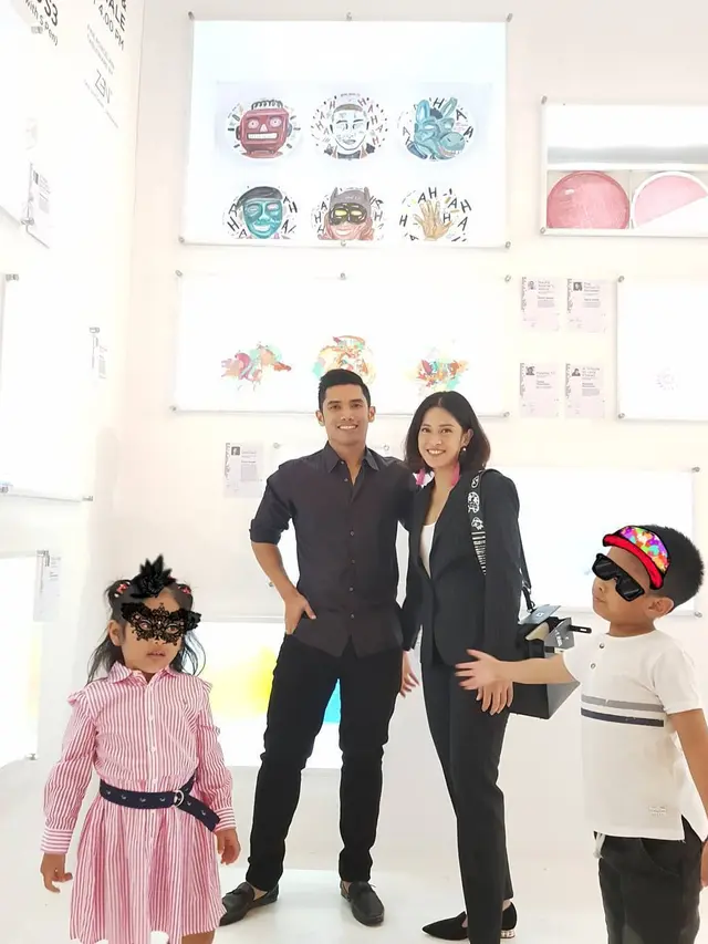 [Bintang] Dating Outfit Lebih Seru dengan Inspirasi Gaya Dian Sastrowardoyo dan Maulana Indraguna Sutowo