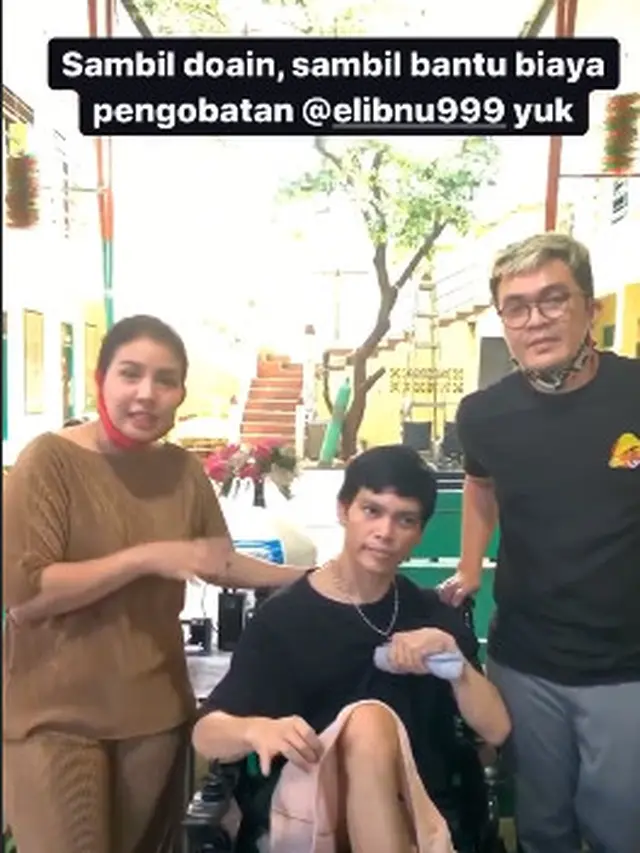 6 Momen Tya Ariestya Jenguk El Ibnu Vokalis Band Elkasih, Penuh Haru