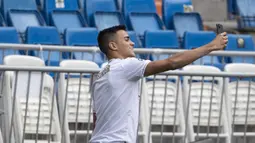 Gelandang baru Real Madrid, Reinier Jesus berselfie saat presentasi dirinya di stadion Santiago Bernabeu di Madrid, Spanyol, Selasa, (18/2/2020). Reinier akan terikat kontrak bersama Madrid hingga Juni 2026 mendatang. (AP Photo/Paul White)