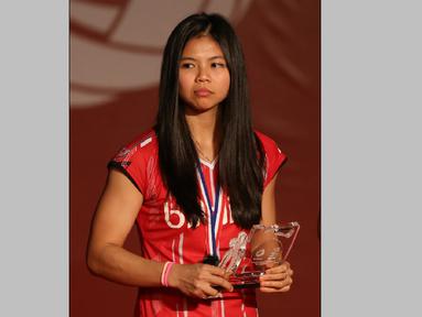 Penampilan cantik Greysia Polii di Istora Gelora Bung Karno, Jakarta, saat mengalungan medali pemenang Kejuaraan Dunia Bulutangkis 2015. (Bola.com/Arief Bagus)