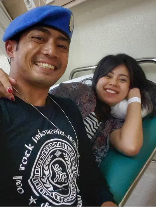 “MARCO membutuhkan Figure seorang Ibu & Figure seorang Bapak yg mendampinginya setiap hari. Baba & Bubu sangat menyayangimu Nak...Sabar ya Nak...Baba yakin kau anak yg bermental kuat karena darah Militant sudah mengalir di tubuhmu," lanjutnya.