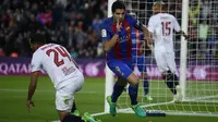Luis Suarez membuka kemenangan Barcelona atas Sevilla di di Camp Nou, Kamis (6/4/2017) dinihari WIB. (AP Photo/Manu Fernandez)
