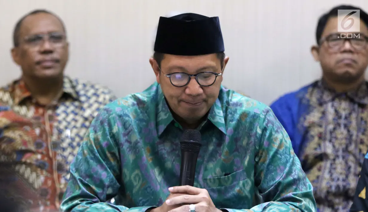 Menteri Agama, Lukman Hakim Saifuddin memberi pernyataan resmi terkait hasil OTT KPK terhadap dua pejabat kantor wilayah Kemenag terkait dugaan jual beli jabatan di Kementerian Agama, Jakarta, Sabtu (16/3). (Liputan6.com/Helmi Fithriansyah)