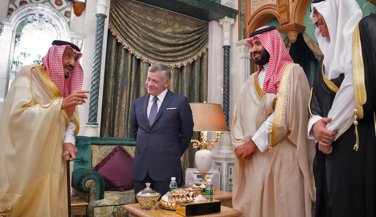 Raja Yordania Abdullah II (dua kiri) mendengarkan Raja Arab Saudi Salman bin Abdulaziz (kiri) berbicara dalam pertemuan untuk membahas krisis ekonomi Yordania di Mekah, Arab Saudi, Senin (11/6). (Bandar Al-Jaloud/Saudi Royal Palace/AFP)