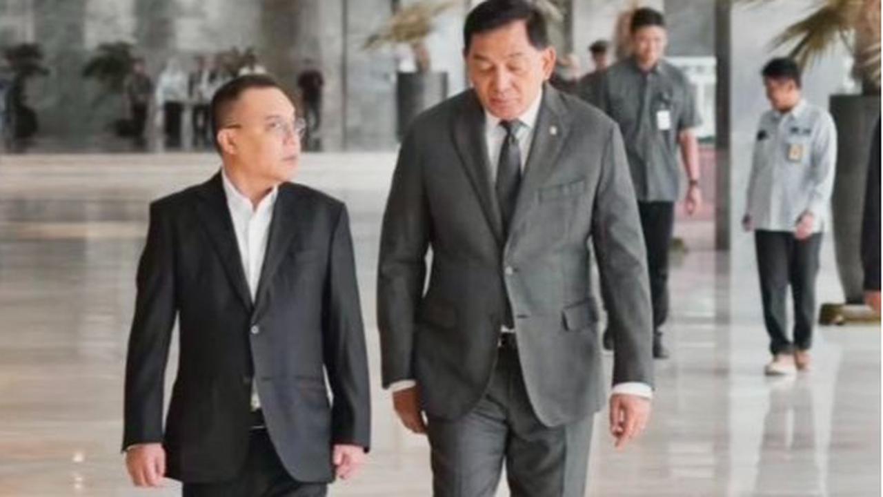 Berjalan Berdampingan, Apa Makna Dasco Antar Langsung Menhan Sjafrie ke Ruang Rapat Komisi I DPR?
