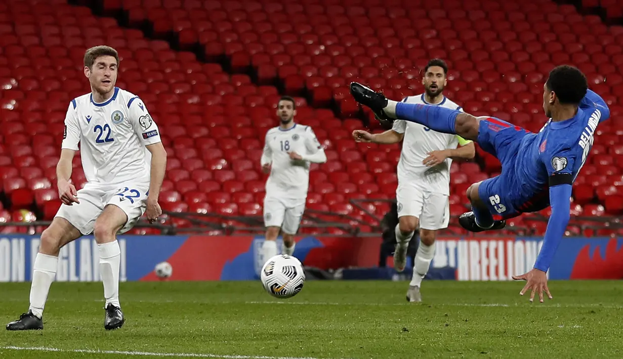 Gelandang Inggris, Jude Bellingham melepaskan tendangan di depan gawang San Marino dalam laga Kualifikasi Piala Dunia 2022 Zona Eropa Grup I di Wembley Stadium, London, Kamis (25/3/2021). Inggris menang 5-0 atas San Marino. (AP/Adrian Dennis/Pool)