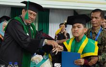 Kisah Dimas Dwi Putra, Mahasiswa Difabel jadi Lulusan Terbaik dan Tercepat di Kampusnya, Tangis Sang Ibu Pecah