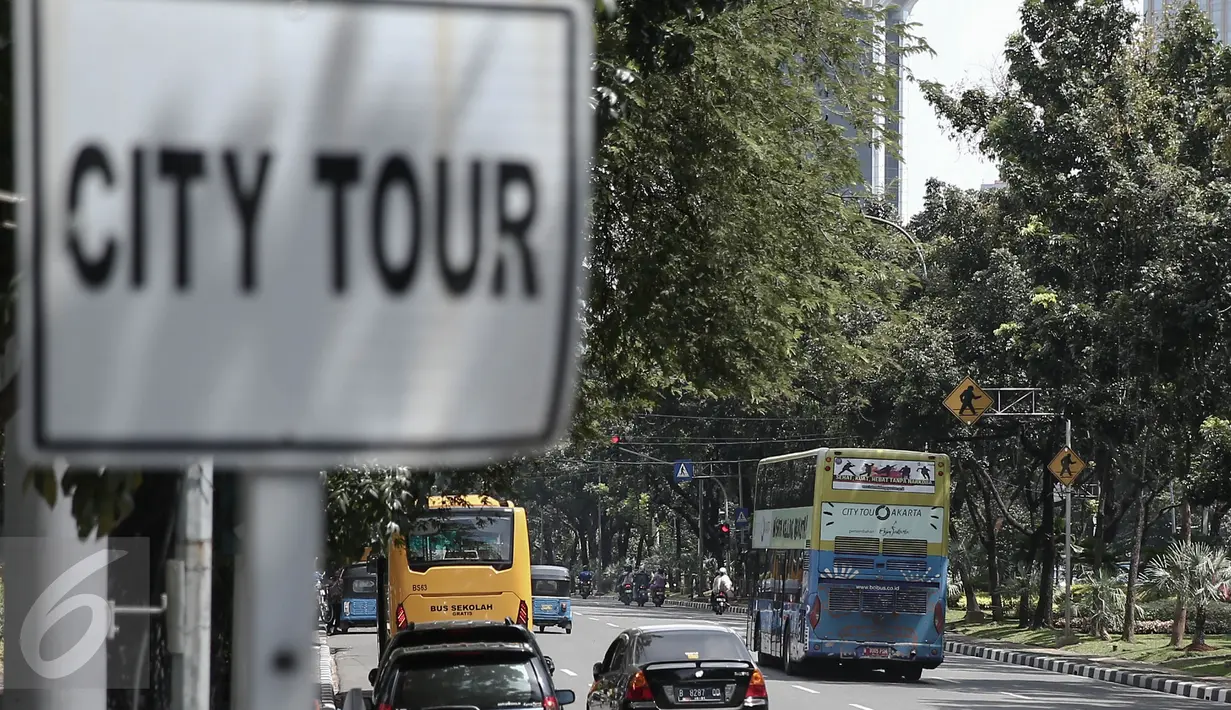 Sebuah bus tingkat di Jalan Merdeka Selatan, Jakarta, Minggu (15/5). Gubernur DKI, Basuki 'Ahok' TJahaja Purnama berencana menambah 25 unit bus tingkat menyusul meningkatnya minat wisatawan terhadap bus tersebut. (Liputan6.com/Faizal Fanani)