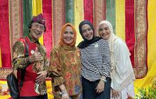 Hadiri Acara di Sekolah Anak, Penampilan Caca Tengker Kini Berhijab Panen Pujian