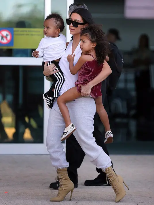 Kabarnya saat itu Kanye West tidak ikut bergabung dengan istri dan anak-anaknya berlibur. Namun Kim didampingi seorang baby sitter yang membantu menjaga anak-anaknya. (doc.dailymail.com)