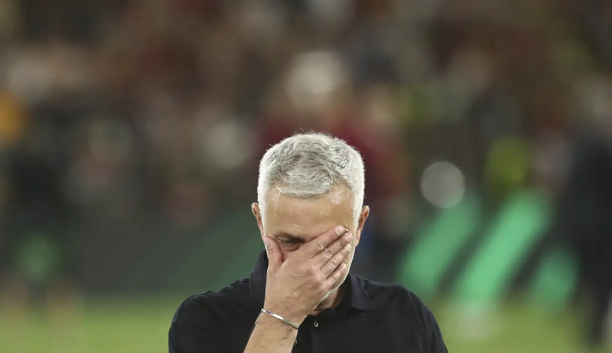 <p>Pelatih AS Roma Jose Mourinho mengusap matanya setelah memenangkan partai final Liga Konferensi Eropa UECL musim 2021-222 melawan Feyenoord di Arena Kombetare, Tirana, Albania, Kamis (26/5/2022) dini hari WIB. Jose Mourinho menjadi pelatih pertama yang menyabet kompetisi mayor Eropa dengan empat tim berbeda. (AP Photo/Franc Zhurda)</p>