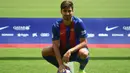 5. Andre Gomes, kemungkinan Luis Enrique akan lebih memilih gelandang asal Portugal ini dibandingkan Dennis Suarez. Mantan pemain Valencia ini dipercaya bisa mengimbangi lini tengah Barcelona bersama Andres Iniesta. (AFP/Lluis Gene)