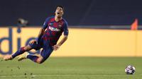 Pemain Barcelona Luis Suarez meringis usai dilanggar pemain Bayern Munchen pada pertandingan perempat final Liga Champions di Stadion Luz, Lisbon, Portugal, Jumat (14/8/2020). Bayern Munchen membantai Barcelona dengan skor 8-2. (AP Photo/Manu Fernandez/Pool)
