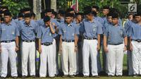 Santri Kota Tangerang Selatan mengikuti apel untuk memperingati Hari Santri Nasional di lapangan Pesantren AL-Amanah AL-Gontroy, Pondok Aren, Senin (22/10). Hari Santri Nasional diperingati setiap tanggal 22 Oktober. (Merdeka.com/Arie Basuki)