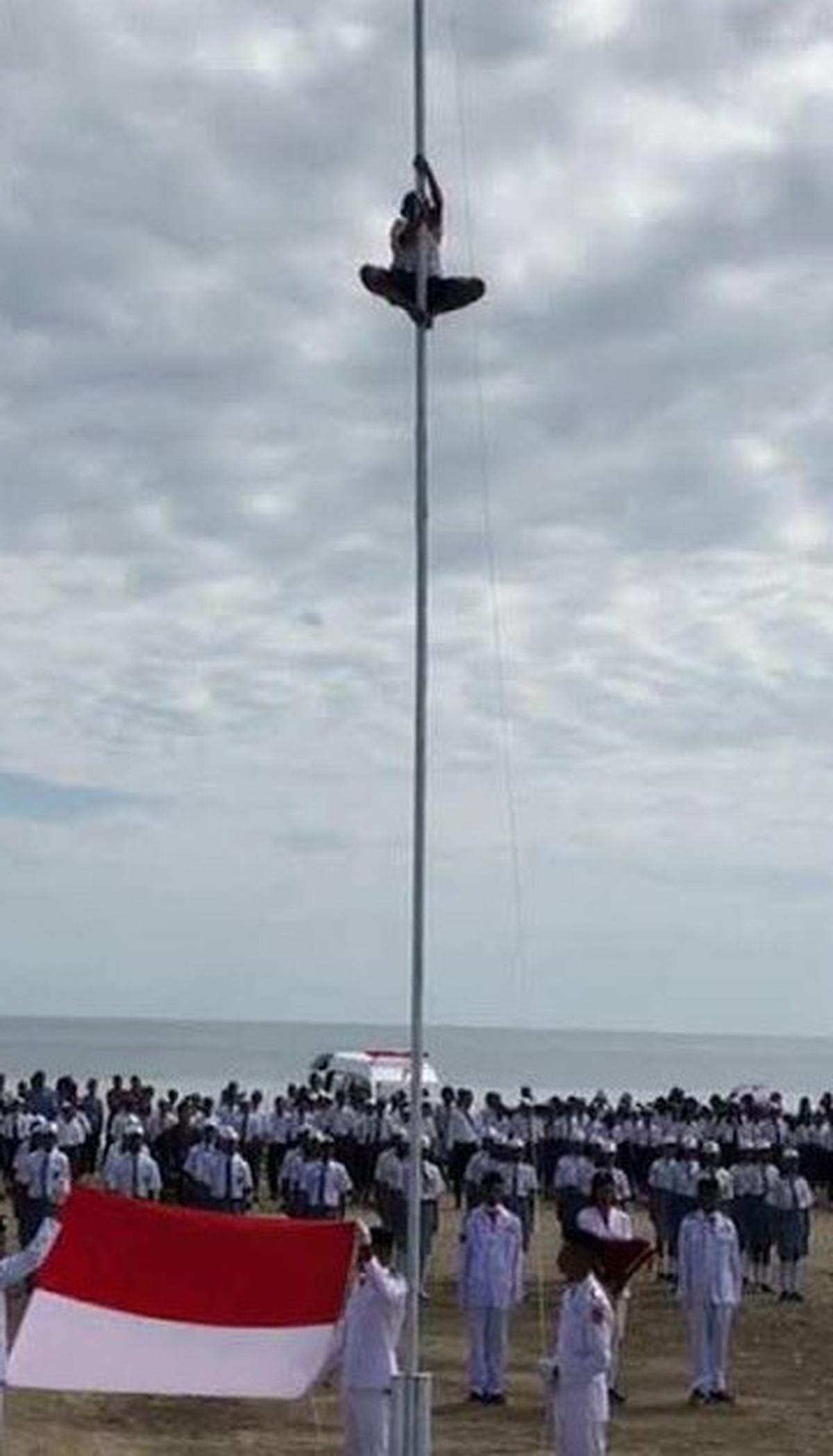 Fakta Joni Ande Kala, Bocah yang Viral karena Panjat Tiang Bendera saat Upacara Peringatan HUT  RI ke-73 di Lapangan Mota Ain