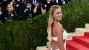 Aktris Margot Robbie berpose untuk fotografer saat menghadiri ajang Met Gala bertemakan 'Manus x Machina: Fashion In An Age of Technology' yang digelar di Metropolitan Museum of Art, New York, Senin (2/5). (TIMOTHY A. Clary/AFP)
