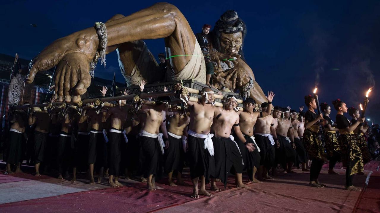 FOTO: Pawai Ogoh Ogoh Semarakkan Malam Pengerupukan di Denpasar