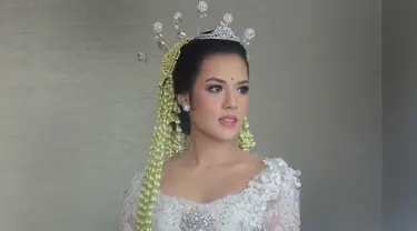 Penyanyi Raisa berpose sebelum melangsungkan akad nikah. Minggu 3 September 2017 menjadi hari terindah Raisa. Raisa tampil cantik mengenakan kebaya putih saat menikah dengan Hamish Daud. (Instagram/@marlenehariman)