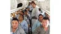 Foto rombongan sumo menaiki pesawat kecil jadi sensasi para netter di Jepang.