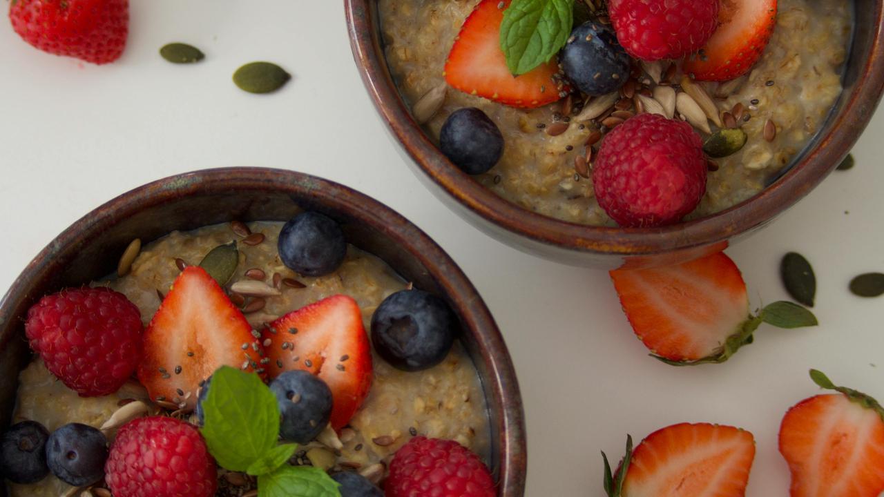 oatmeal dengan topping buah-buahan