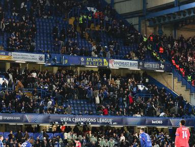 Fans Chelsea meninggalkan stadion saat laga melawan PSG masih berlangusng pada laga leg kedua babak 16 besar Liga Champions di Stamford Bridge, Rabu (18/3/2026) dini hari WIB. (AFP/Adrian Dennis)