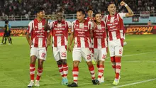 Para pemain Persis Solo merayakan gol yang berhasil dicetak ke gawang Barito Putera dalam laga yang berakhir dengan kemenangan 2-1 di Stadion Manahan, Solo, Sabtu (9/3/2024). (Bola.com/Radifa Arsa)