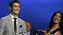 Senyum kebahagiaan Cristiano Ronaldo saat menerima trofi pemain terbaik Eropa 2016-2017 di Grimaldi Forum, Monaco, (24/8/2017). Ronaldo mengalahkan Messi dan Buffon yang termasuk dalam nominasi. (AP/Claude Paris)