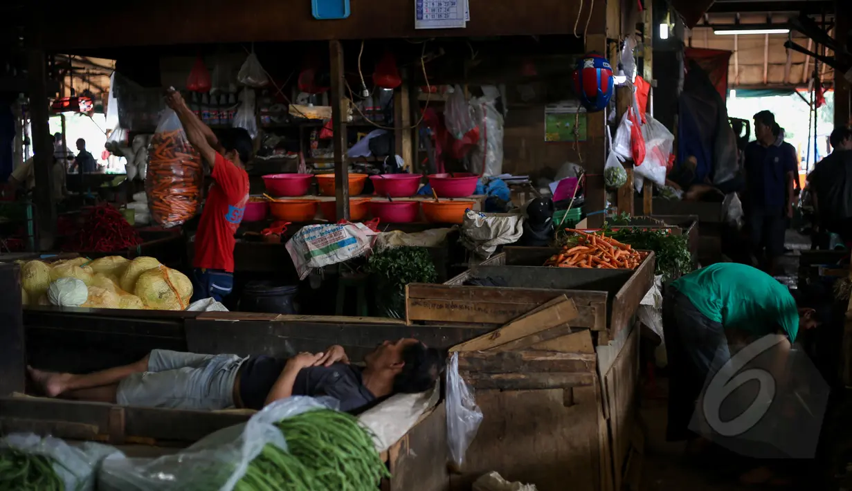 Aktivitas pedagang di Pasar Inpres Blok VI Senen, Jakarta, Rabu (14/4/2015). Kementerian Perdagangan akan merevitalisasi pasar rakyat, tidak sekadar perbaikan fisik tetapi juga dari sisi ekonomi, sosial budaya, dan manajemen. (Liputan6.com/Faizal Fanani)